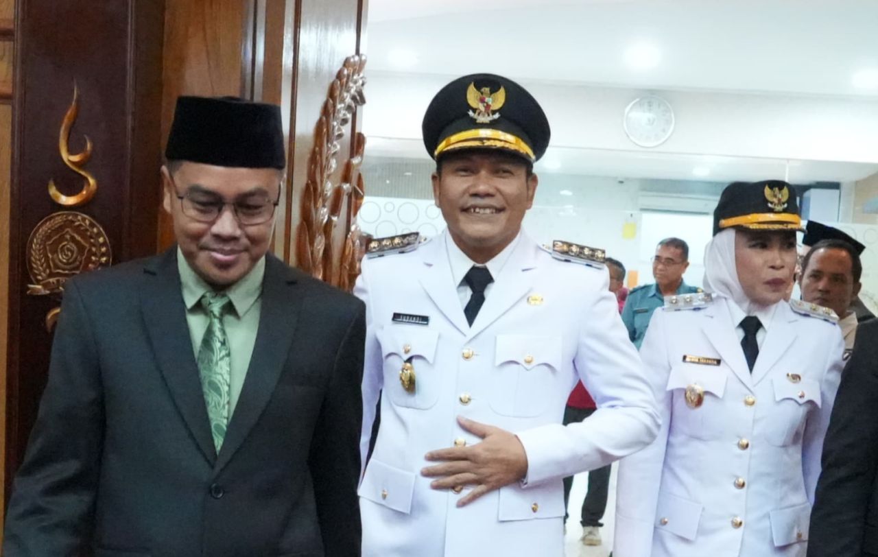 Bupati Sidoarjo, Subandi dan Ketua DPRD Sidoarjo, Abdillah Nasih (berkopiah)