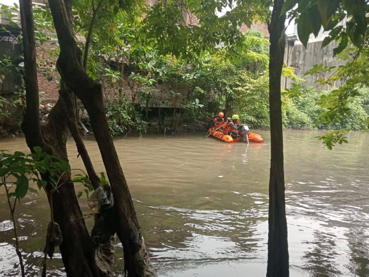 PENCARIAN - Tim SAR dan BPBD Pemkab Sidoarjo mencari keberadaan wanita lanjut usia (Lansia) Tuminem (86) warga Desa Bungurasih Timur, Kecamatan Waru, Sidoarjo yang diduga terjebur di Sungai Buntung Waru, Jumat (11/04/2025).