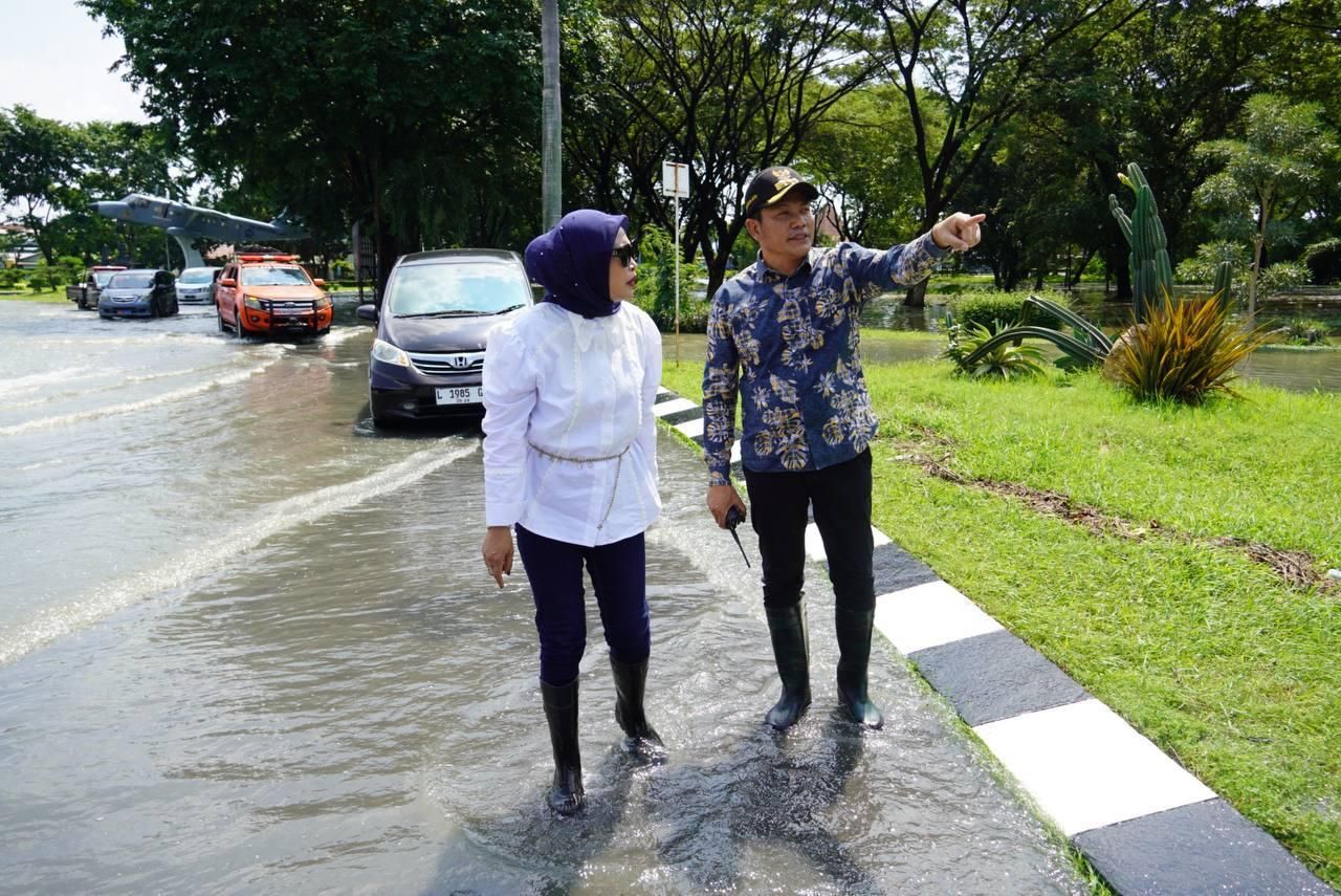 SIDAK - Bupati Sidoarjo, Subandi bersama Wabup) Sidoarjo, Mimik Idayana melakukan inspeksi mendadak (Sidak) ke sejumlah titik terdampak bencana alam banjir dan angin puting beliung di Kabupaten Sidoarjo, Rabu (02/04/2025).