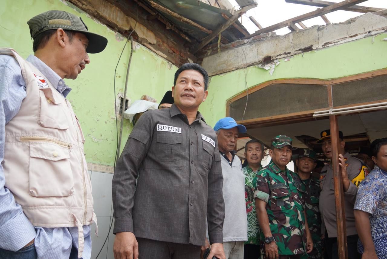 RTLH - Bupati Sidoarjo Subandi melakukan Sidak ke rumah warga yang tergolong sebagai Rumah Tidak Layak Huni (RTLH) di Desa Masanganwetan, Kecamatan Sukodono didampingi Dinsos dan Baznas Sidoarjo dan jajaran Forkopimka, Sabtu (05/04/2025).