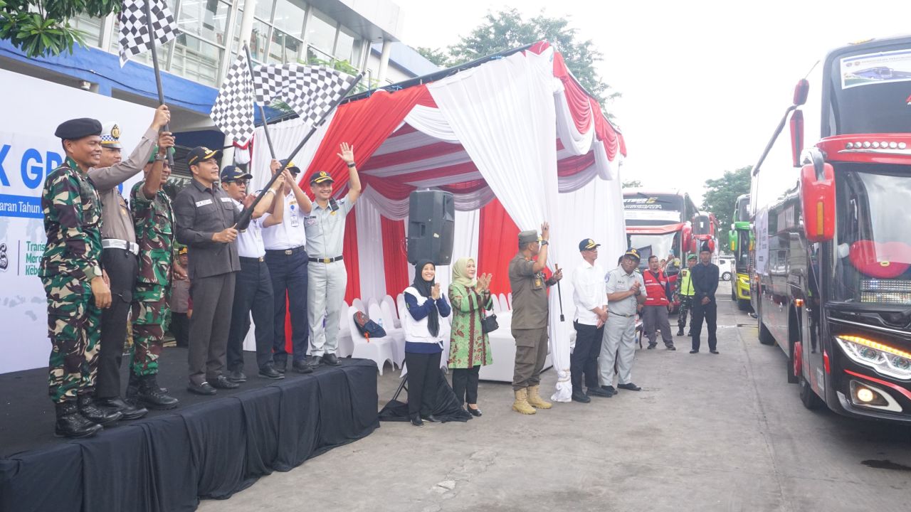 BERANGKAT - Bupati Sidoarjo Subandi, Kepala Balai Pengelola Transportasi Darat (BPTD) Kelas II Jatim Muiz Thohir dan jajaran Forkopimda resmi memberangkatkan arus Mudik Gratis Angkutan Lebaran 2025 di Terminal Bungurasih Waru, Sidoarjo, Sabtu (04/05/2025)