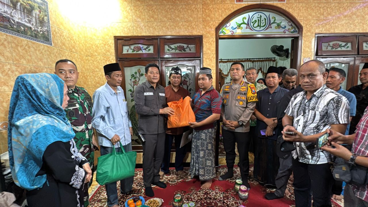 TAKZIAH - Bupati Sidoarjo, Subandi melaksanakan takziah ke rumah duka Korban tanah longsor di Desa Kloposepuluh, Kecamatan Sukodono, Sidoarjo yang menelan tujuh korban jiwa dalam satu keluarga, Sabtu (05/04/2025).
