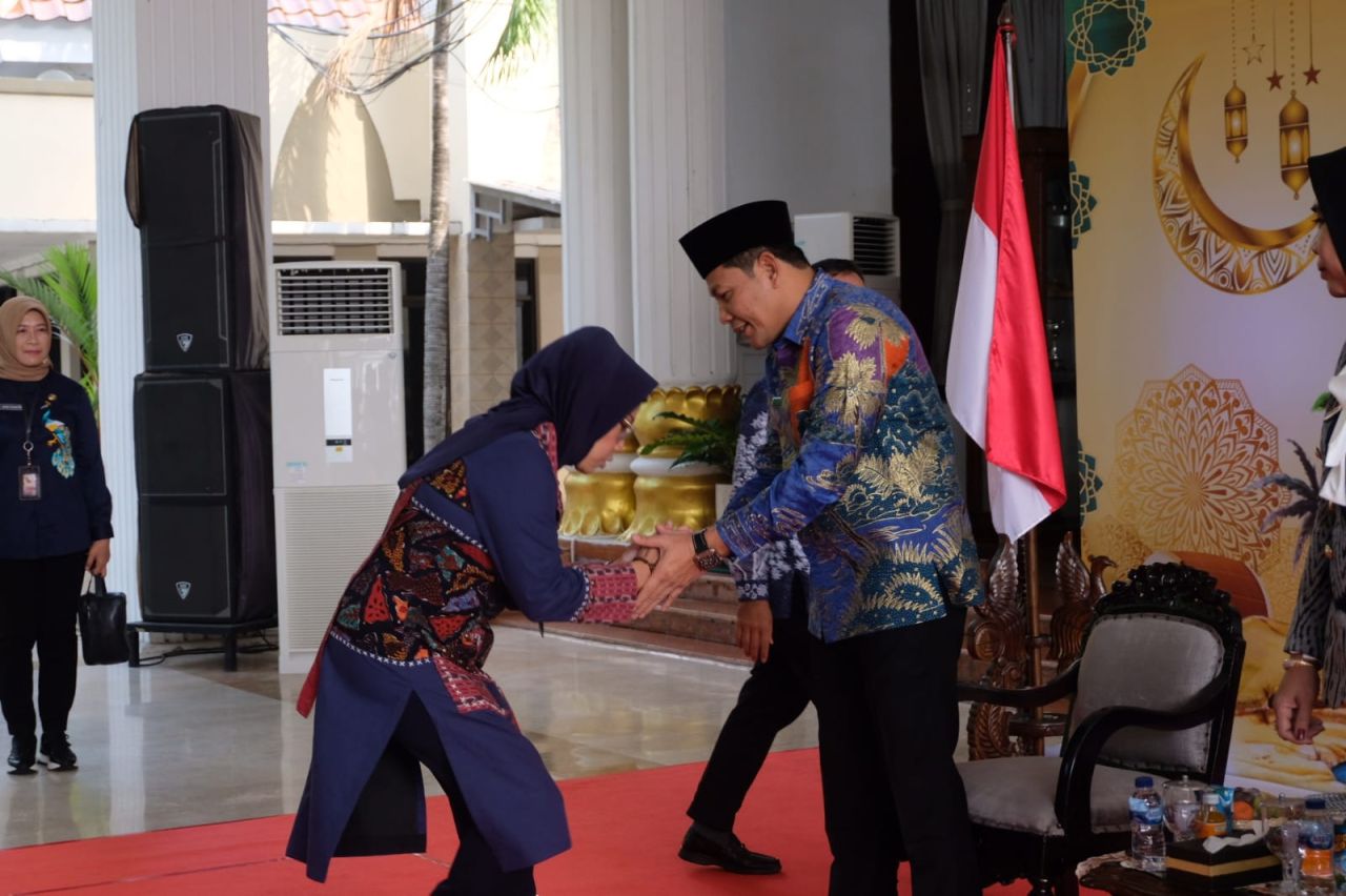 HALBIL - Bupati Subandi dan Wabup Sidoarjo Mimik Idayana menggelar Halal Bihalal bersama seluruh Aparatur Sipil Negara (ASN), Non-ASN serta BUMD di lingkungan Pemkab Sidoarjo di Pendopo Delta Wibawa, Selasa (08/04/2025).