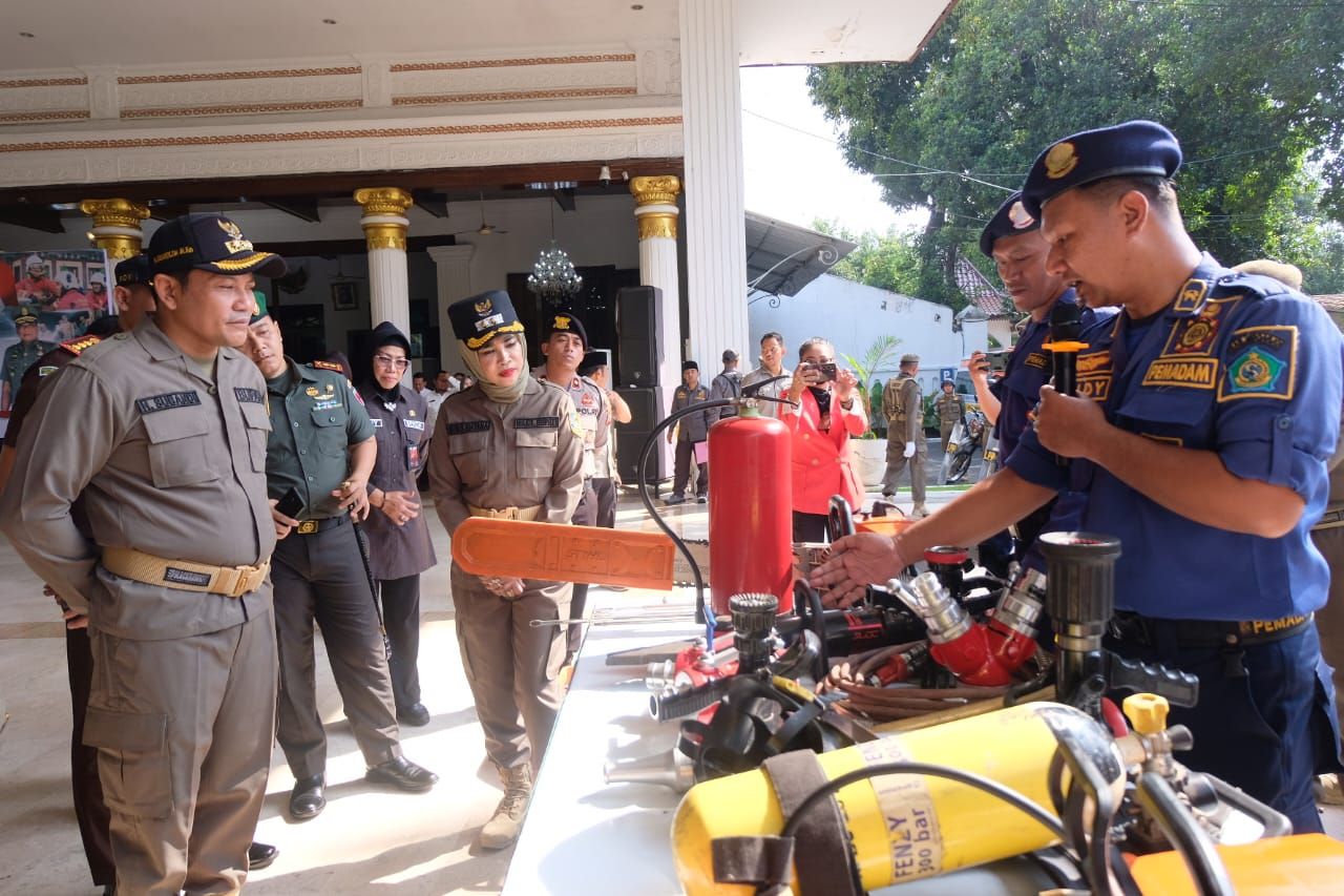 APEL - Bupati Sidoarjo, Subandi memimpin apel HUT ke 75 Satpol PP, ke 63 Satlinmas dan ke 106 Damkar sekaligus Apel Kesiapsiagaan Nasional Satpol PP, Satlinmas dan Damkar di Pendopo Delta Wibawa, Rabu (08/04/2025).