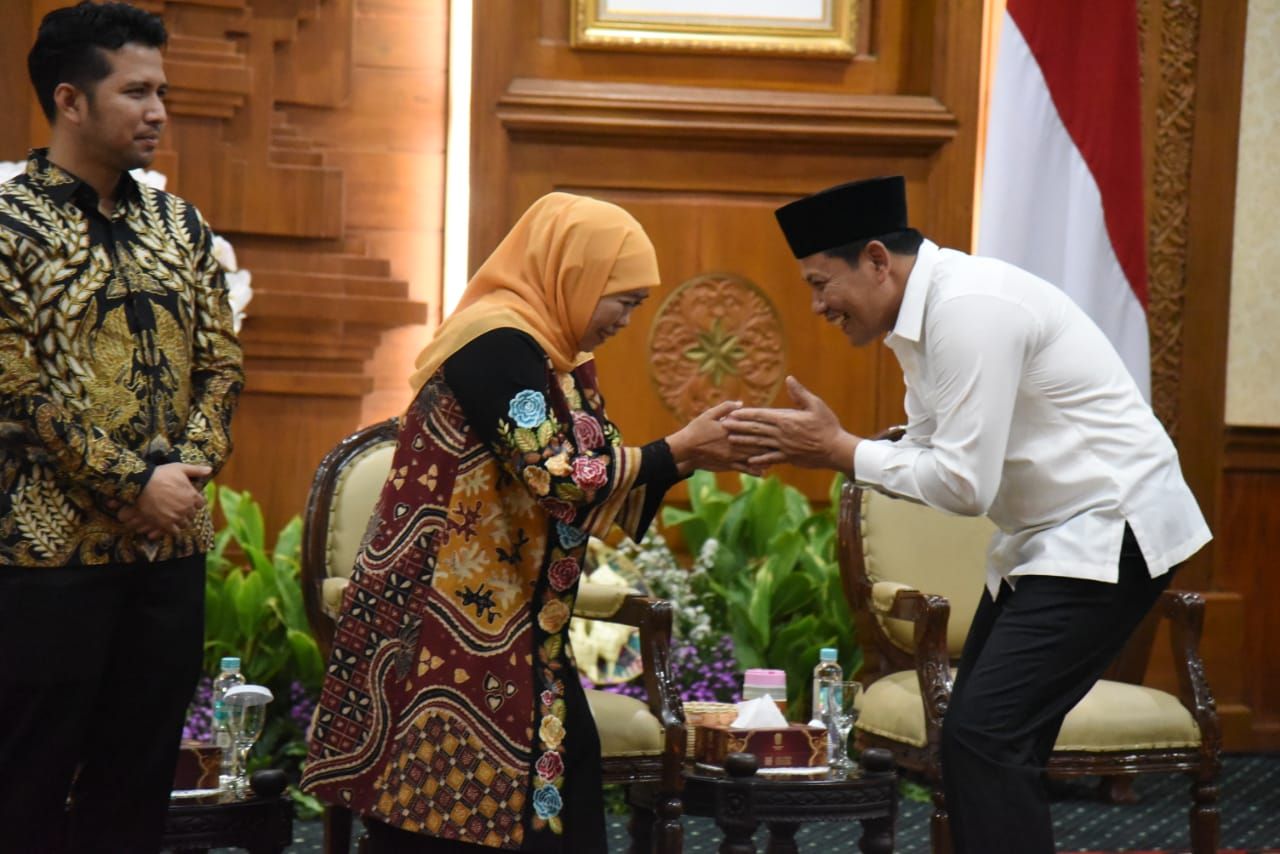 HALAL BIHALAL - Bupati dan Wabup Sidoarjo, Subandi dan Mimik Idayana ikut halal bi halal dengan Gubernur dan Wakil Gubernur (Wagub) Jatim di Gedung Negara Grahadi Surabaya, Rabu (09/04/2025).