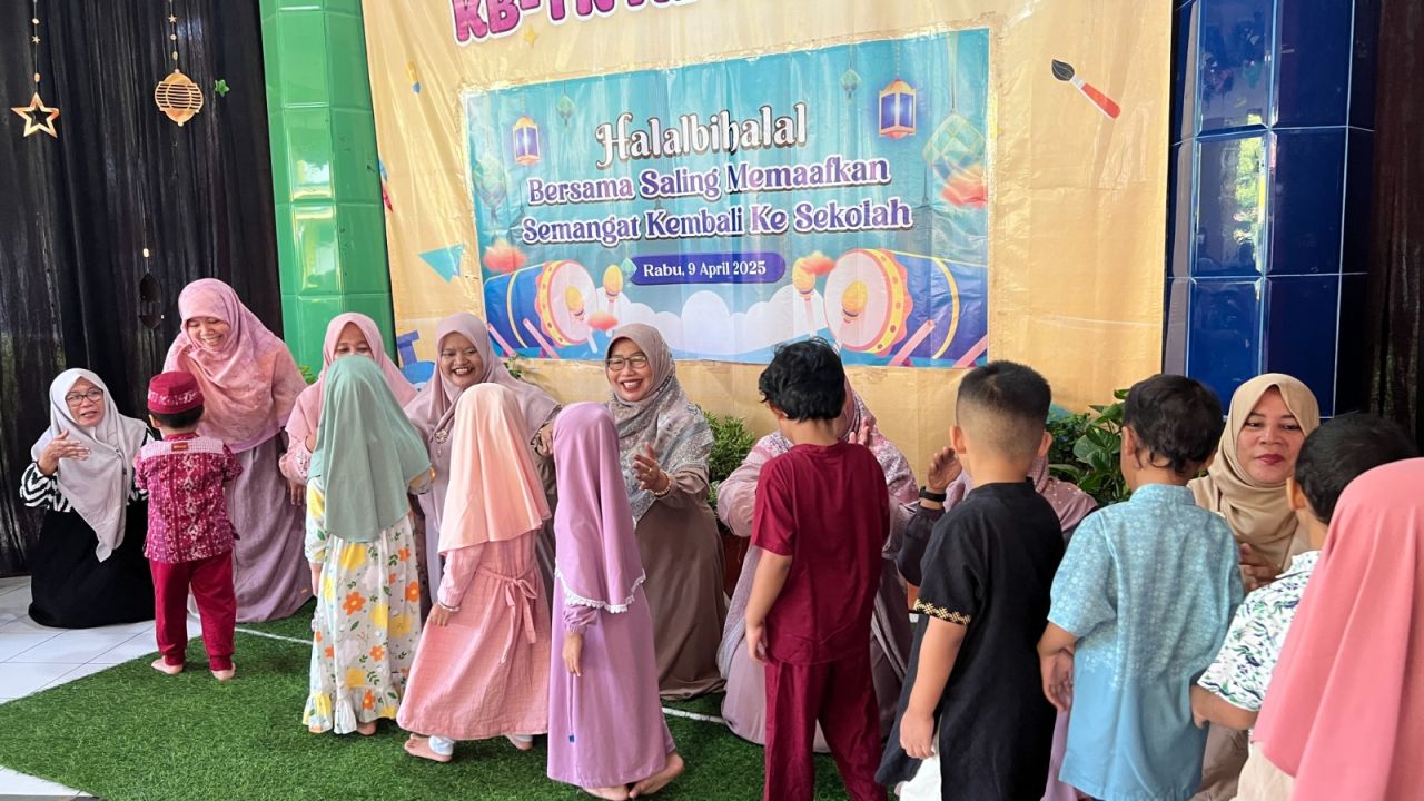 HALAL BIHALAL - Seluruh siswa KB TK Al Muslim Waru, Sidoarjo masuk sekolah dalam suasana lebaran dengan menggelar acara halal bihalal bertema Bersama Saling Memaafkan, Semangat Kembali ke Sekolah, Rabu (09/04/2025).