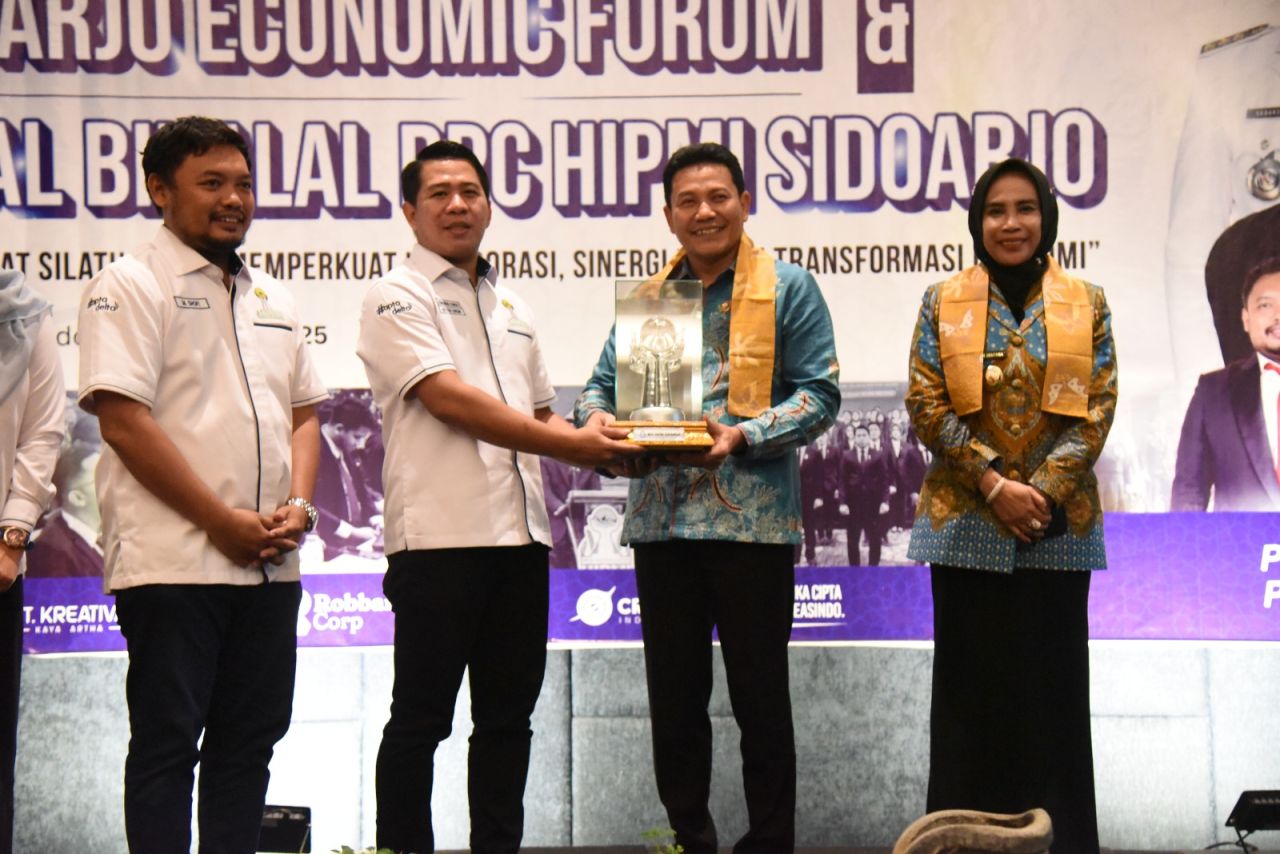 ECONOMIC FORUM - Bupati Sidoarjo, Subandi mengajak Pengurus BPC HIPMI Kabupaten ikut serta membangun Sidoarjo saat menghadiri kegiatan Sidoarjo Economics Forum dan Halal Bihalal Pengurus BPC HIPMI di Hotel Luminor Sidoarjo, Jumat (11/04/2025).