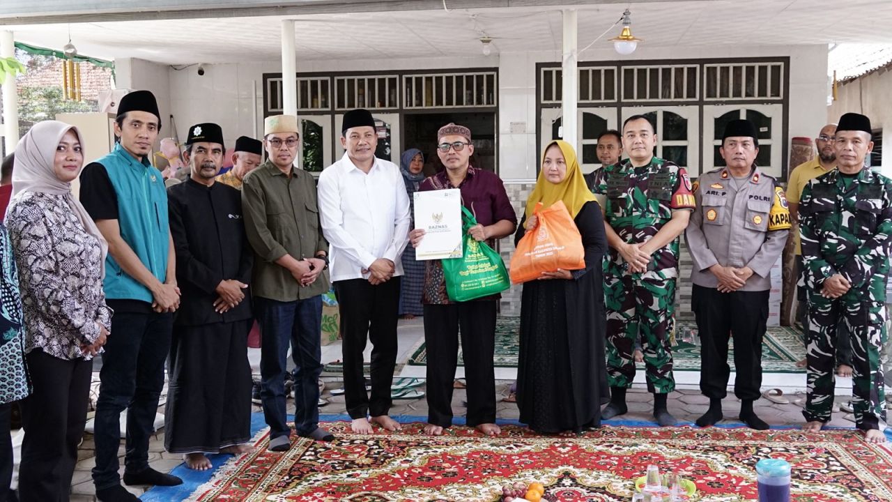TAKZIAH - Bupati Sidoarjo, Subandi berkunjung ke rumah duka keluarga korban hanyut terseret ombak di Pantai Balekambang, Malang, Sabtu (12/04/2025).