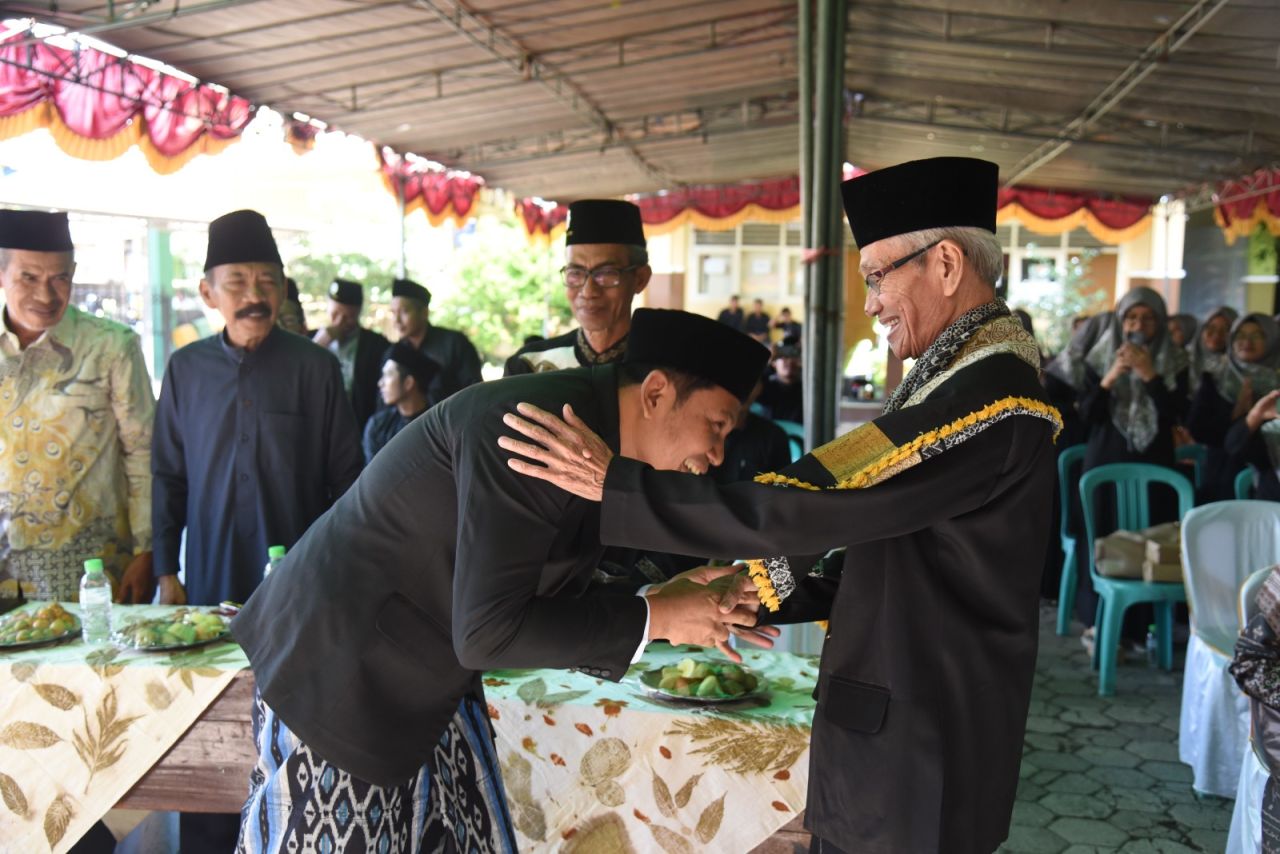 HALAL BI HALAL - Bupati Sidoarjo, Subandi berjanji menjaga eksistensi atau keberadaan sekolah swasta saat menghadiri Silaturahmi dan Halal bi Halal pengurus Yayasan Wachid Hasyim Sedati di halaman SMP Wachid Hasyim 9 Sedati, Sidoarjo, Sabtu (12/04/2025).