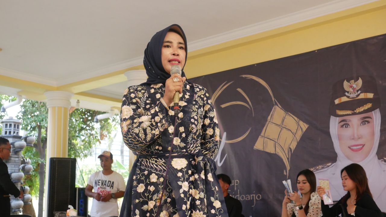 HALAL BIHALAL - Wakil Bupati (Wabup) Sidoarjo Mimik Idayana menggelar acara Halal Bihalal bersama kelompok masyarakat Suara Masyarakat Sidoarjo (SMS) di Rumah Dinas Wakil Bupati, Minggu (13/04/2025).