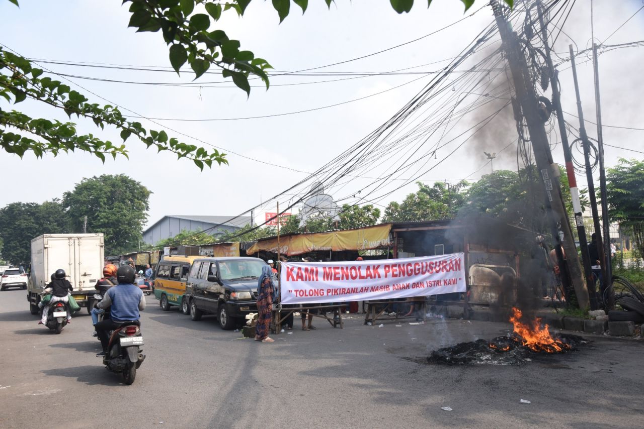 PENERTIBAN - Wabup Sidoarjo, Mimik Idayana mengajak dialog pemilik PKL dan mendatangkan alat berat untuk menormalisasi Afvoer Bono di Desa Pepelegi, Kecamatan Waru, Sidoarjo. Senin (14/04/2025).
