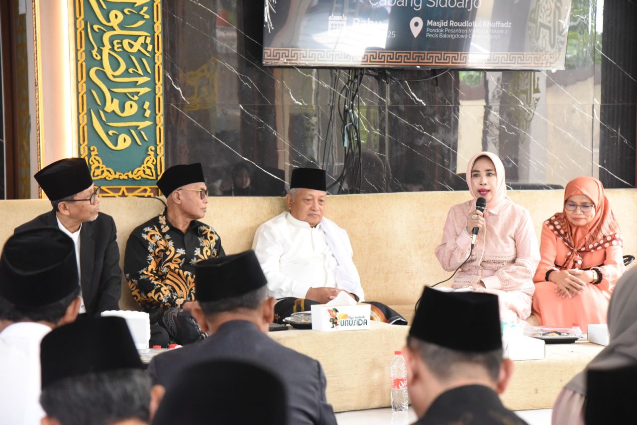 HALAL BIHALAL - Wabup Sidoarjo Mimik Idayana memohon dan meminta doa kepada para kiai untuk kebaikan Sidoarjo saat menghadiri Halal bi Halal pengurus Majelis Ulama Indonesia (MUI) di Ponpes Manba’ul Hikam 2 Balongdowo, Kecamatan Candi, Sidoarjo, Rabu (16/