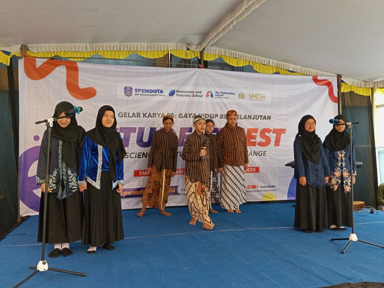 STUDENT FEST - Siswa dan siswi SMP Muhammadiyah 2 Taman (Spemduta) Sidoarjo menggelar acara Student Fest bertema sains, budaya dan perubahan sosial selama dua hari. Acara itu dimulai pembukaan, Rabu (16/04/2025) hingga penutupan, Kamis (17/04/2025) besok.