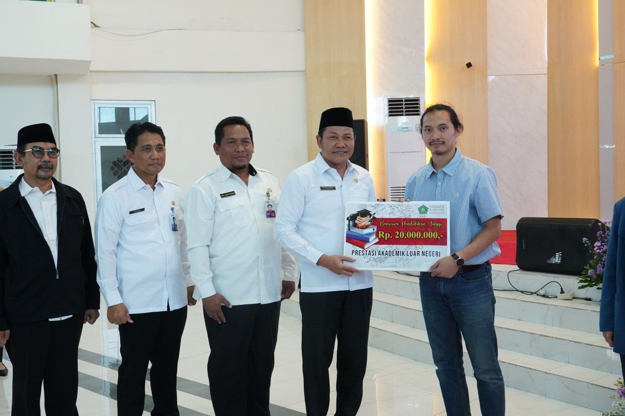 BEASISWA - Plt Bupati Sidoarjo, Subandi saat menyerahkan beasiswa ke para penerima di Gedung BPVP Tulangan, Kabupaten Sidoarjo September 2024 kemarin.