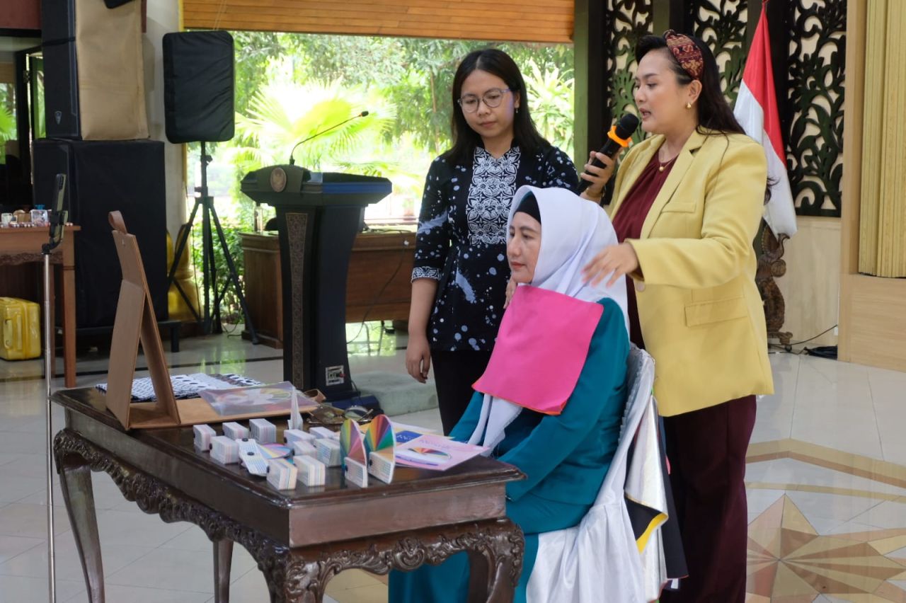 PELATIHAN - Ketua TP PKK Kabupaten Sidoarjo, Sriatun Subandi menghadiri acara Sosialisasi Etika Berbusana dan Pengenalan Baju Khas Sidoarjo yang diselenggarakan Pokja III TP PKK di Pendopo Delta Wibawa, Rabu (16/04/2025).