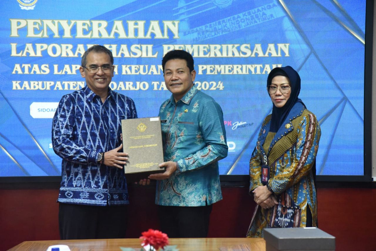 WTP - Bupati Sidoarjo, Subandi menerima LHP dengan hasil Wajar Tanpa Pengecualian (WTP) dari Kepala BPK Perwakilan Provinsi Jawa Timur, Yuan Candra Djaisin di kantor BPK Perwakilan Provinsi Jawa Timur, Kamis (17/04/2025).