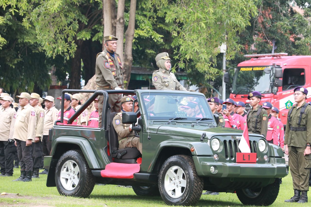 APEL - Gubernur Jatim Khofifah Indar Parawansa dan Wabup Sidoarjo Mimik Idayana memimpin Apel Kesiapsiagaan Damkar, Satpol PP dan Satlinmas Tingkat Provinsi Jatim Tahun 2025 yang digelar di Alun-Alun Sidoarjo, Kamis (17/04/2025).