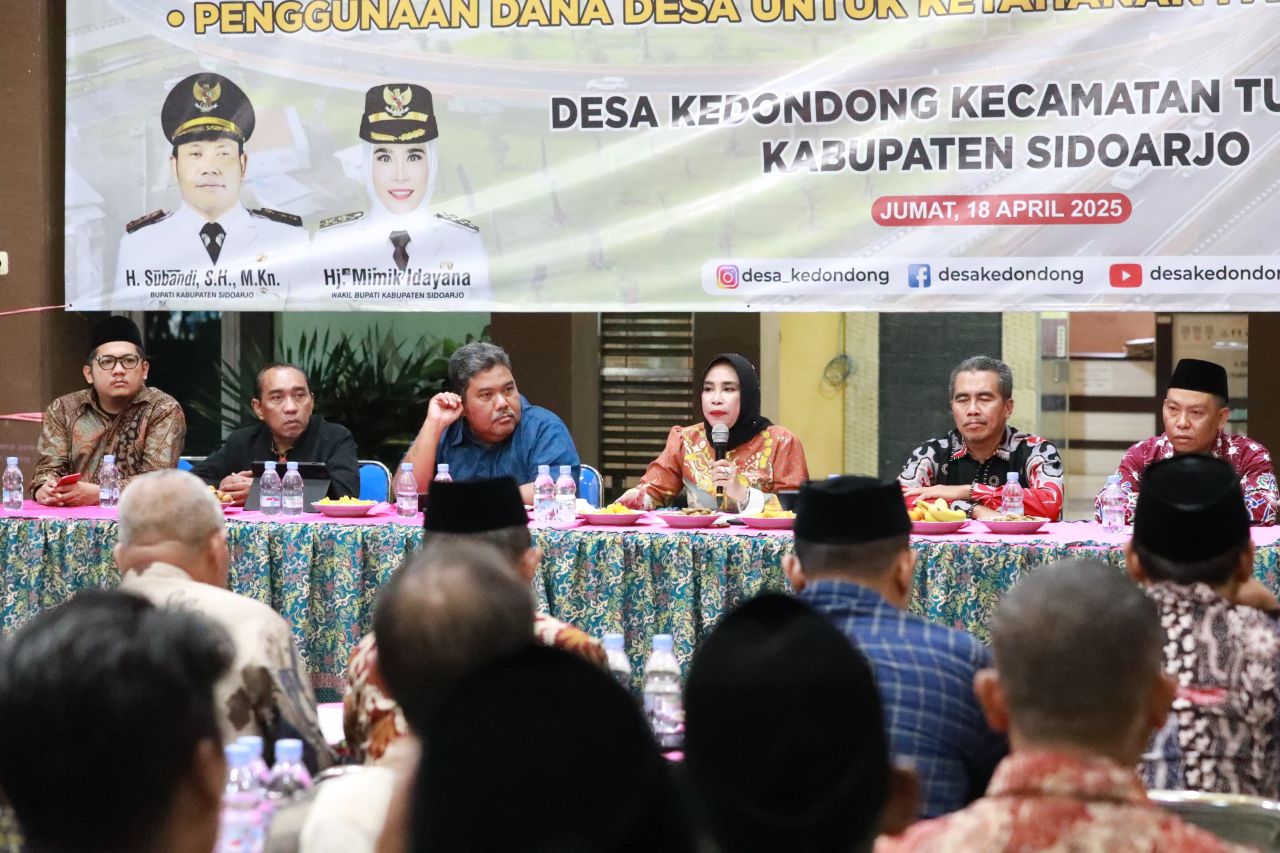 SOSIALISASI - Wabup Sidoarjo Mimik Idayana dan Wakil Ketua DPRD Kayan serta Kepala Dinas Koperasi dan Usaha Mikro saat Sosialisasi dan Musdes soal pembentukan Koperasi Desa Merah Putih dan dana desa untuk ketahanan pangan di Balai Desa Kedondong, Kecamata