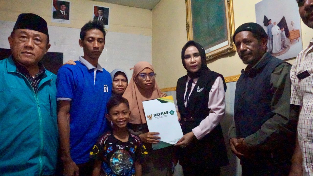 DUKA - Wabup Sidoarjo Mimik Idayana dan Plt Kepala Pelaksana BPBD Sabino Mariano serta perwakilan Baznas Sidoarjo mengunjungi rumah duka korban kecelakaan air Dio Fabian Permana (2) di Desa Terungkulon, Kecamatan Krian, Sidoarjo, Sabtu (19/04/2025).