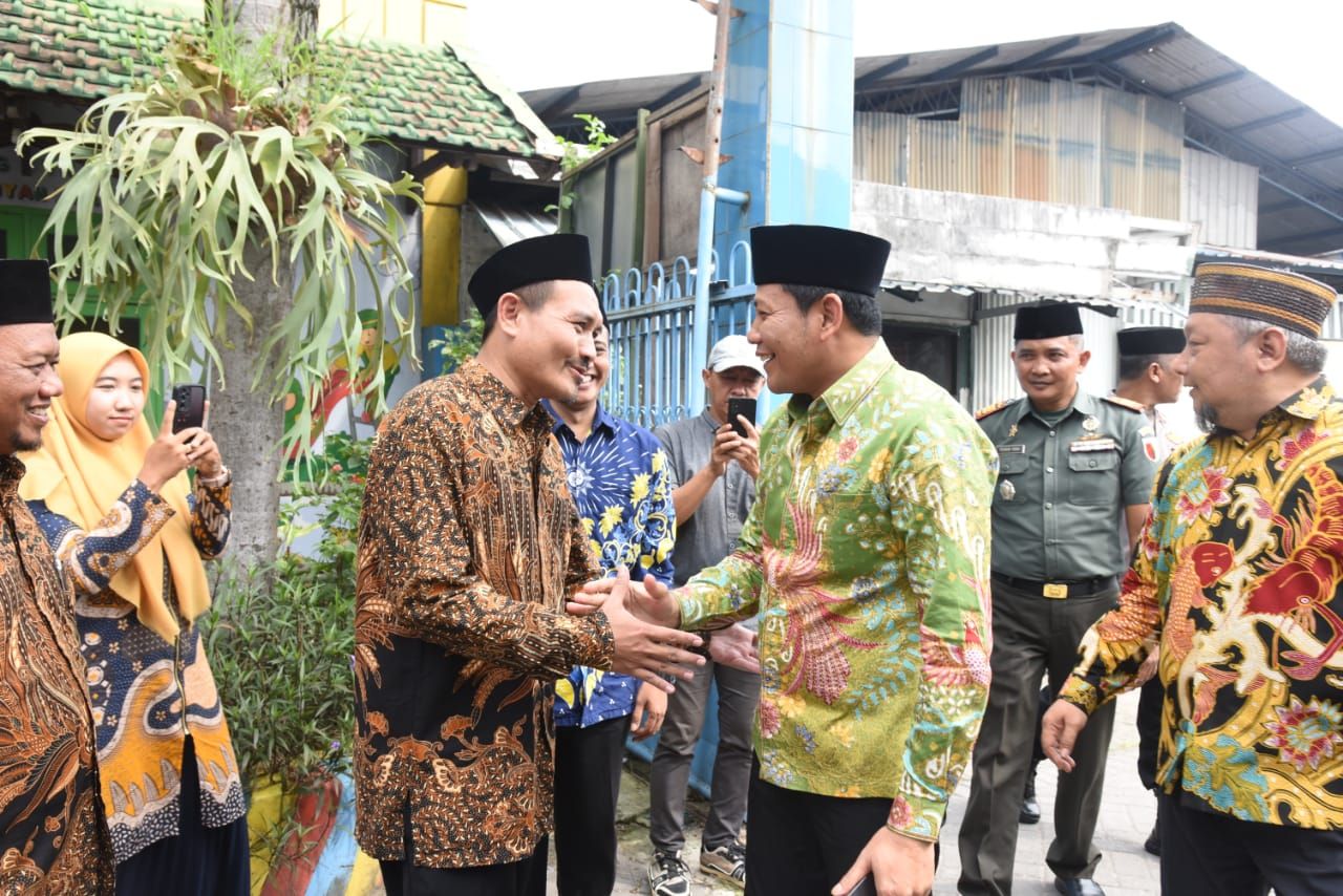 KOMITMEN - Bupati Sidoarjo, Subandi berkomitmen mengawal lembaga pendidikan keagamaan saat menghadiri kegiatan silaturahmi guru dan karyawan SD/MI Muhammadiyah se-Kabupaten Sidoarjo di SD Muhammadiyah 1 Krian, Sabtu (19/04/2025).