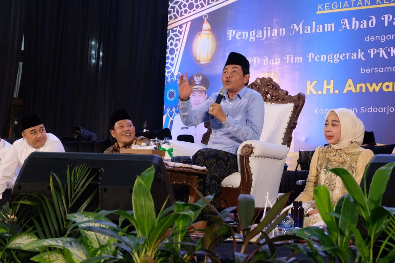 NGAJI - Bupati Sidoarjo Subandi Ketua TP PKK Sriatun, Sekda Fenny Apridawati, Dandim 0816 Sidoarjo Letkol Inf Dedyk Wahyu Widodo beserta para kepala OPD dan sekitar 2.000 jamaah saat Pengajian Rutin Ahad Pahing di Pendopo Delta Wibawa, Sabtu (19/04/2025).