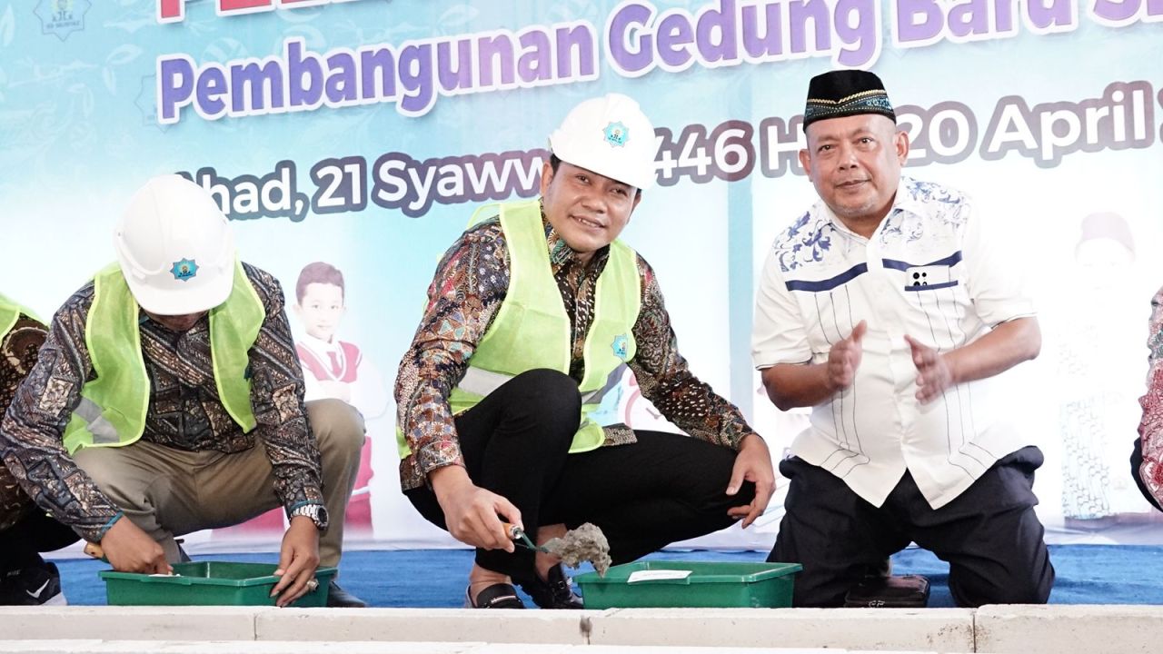 JANJI - Bupati Sidoarjo, Subandi berjanji permudah perizinan pembangunan sekolah saat Halal bihalal Pimpinan Cabang Muhammadiyah (PCM) dan Pimpinan Cabang Aisyiyah (PCA) di Lapangan PCM Sepanjang, Kecamatan Taman, Sidoarjo, Minggu (20/04/2025).