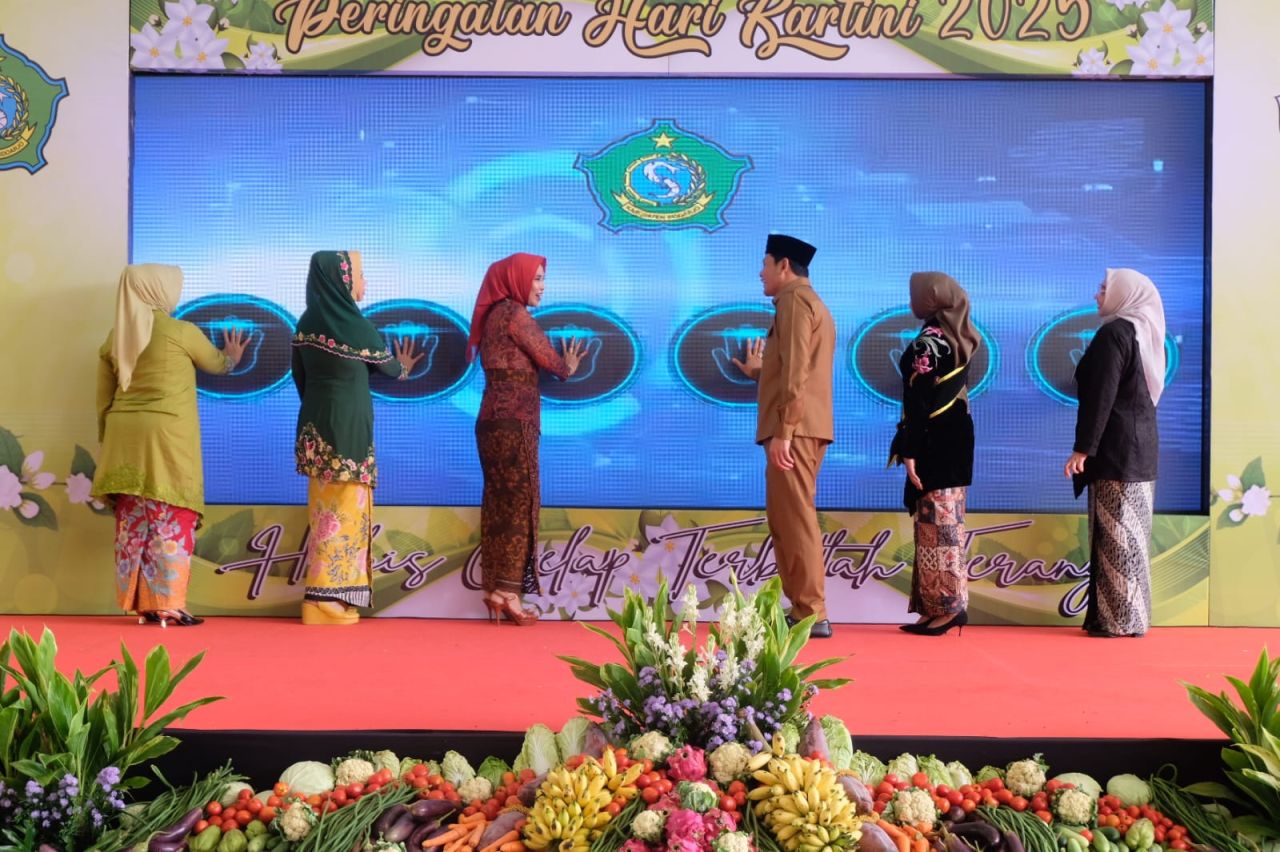 KARTINI - Pemkab Sidoarjo memperingati Hari Kartini dengan menggelar pengukuhan Bunda Genre (Generasi Berencana) dan peluncuran Puspaga Rinata (Pusat Pembelajaran Keluarga dan Rumah Informasi Keluarga Kita) di Pendopo Delta Wibawa, Senin (21/040/2025).