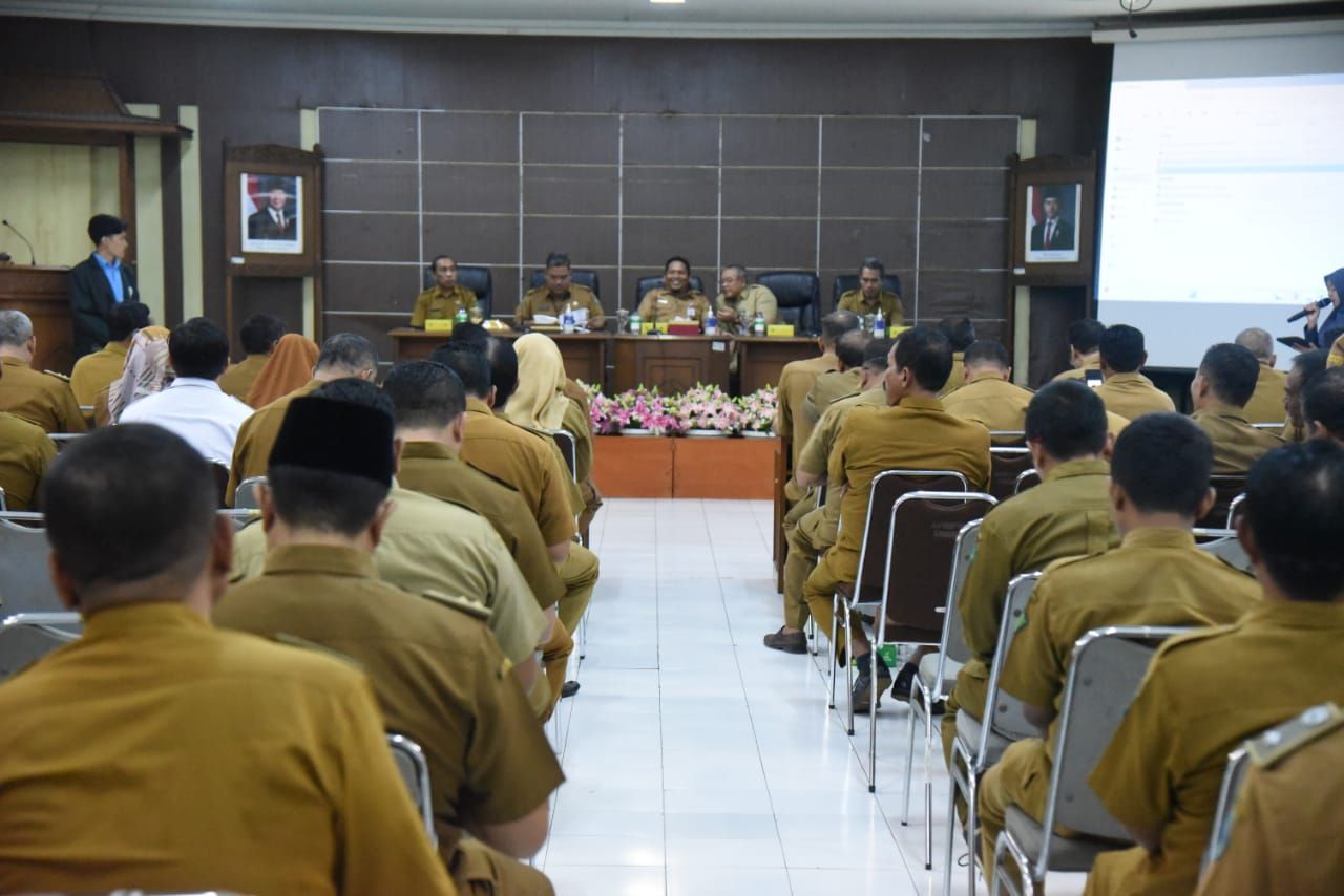 DORONG - Asisten Tata Pemerintahan dan Kesra Setda M Ainur Rahman dan Kepala Dinas Koperasi dan Usaha Mikro Pemkab Mohamad Edi Kurniadi dorong desa/kelurahan di Sidoarjo bentuk Koperasi Desa (Kopdes) Merah Putih, Senin (21/04/2025).