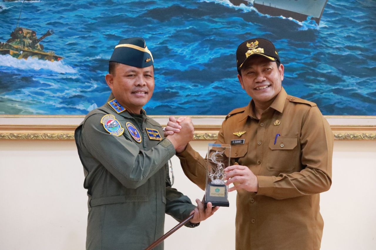 KUNJUNGAN - Dalam rangka memperkuat silaturahmi serta kerja sama antar instansi, Danpuspenerbal) Laksda TNI Sisyani Jaffar menerima kunjungan Courtesy Call Bupati Sidoarjo, Subandi, di Base Ops Lanudal Juanda, Senin (21/04/2025).