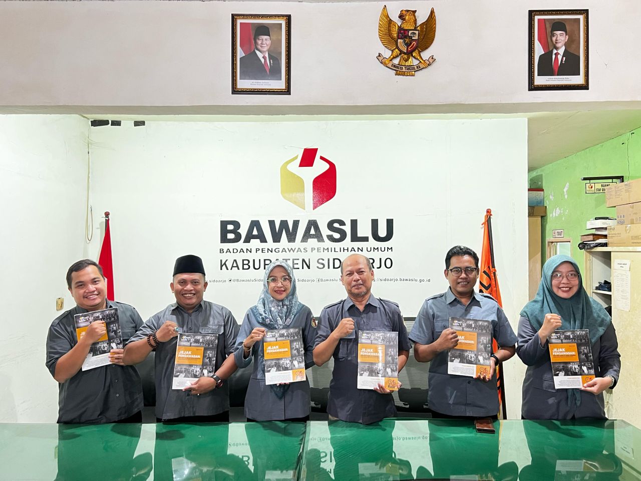 LUNCURKAN - Badan Pengawas Pemilu (Bawaslu) Sidoarjo meluncurkan sebuah karya dokumenter dalam bentuk buku berjudul "Jejak Pengawasan: Dari Lensa Kamera ke Ruang Demokrasi" di Kantor Bawaslu Sidoarjo, Selasa (22/04/2025).