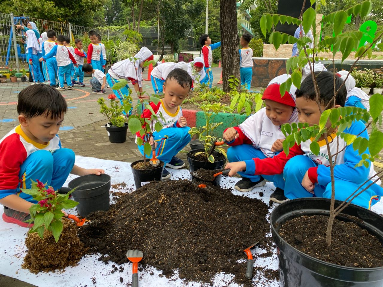 HARI BUMI - Siswa dan siswi KB TK Al Muslim menggelar kegiatan peringatan hari bumi yang ke 55 dengan tema Energi Kita, Planet Kita dengan menaman sejumlah pohon jenis bunga dan buah-buahan, Selasa (22/04/2025).