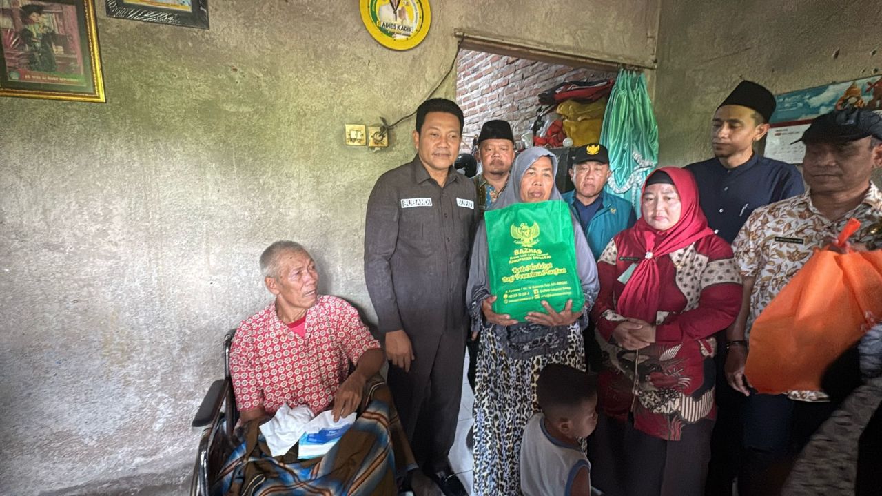 KUNJUNGAN - Supardi (60) langsung meneteskan air mata ketika didatangi Bupati Sidoarjo Subandi di rumahnya di RT 04, RW 01, Desa Temu, Kecamatan Prambon, Sidoarjo, Selasa (22/04/2025).