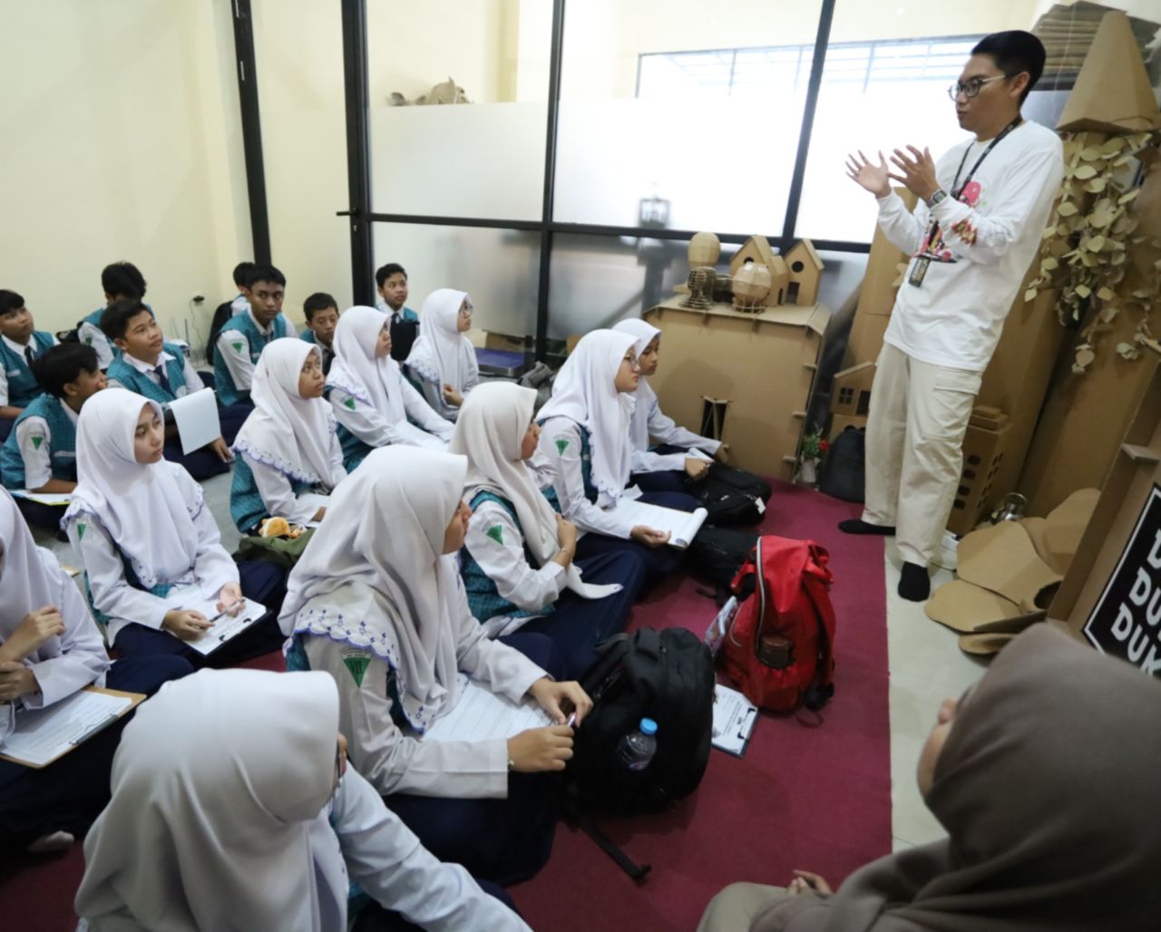 KUNJUNGAN INDUSTRI - Siswa SMP Al Muslim melaksanakan kunjungan industri di perusahaan daur ulang kardus saat memperingati Hari Bumi Sedunia, Selasa (22/04/2025).