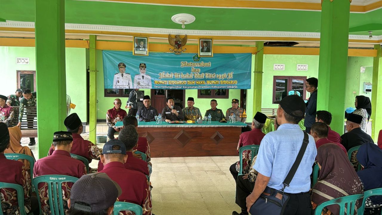 HALAL BIHALAL - Bupati Sidoarjo Subandi menghadiri undangan Halal Bihalal bersama Forkopimka, FKKD serta pengurus MWC NU Kecamatan Prambon di Balai Desa Kedungkembar, Kecamatan Prambon, Sidoarjo, Rabu (23/04/2025).
