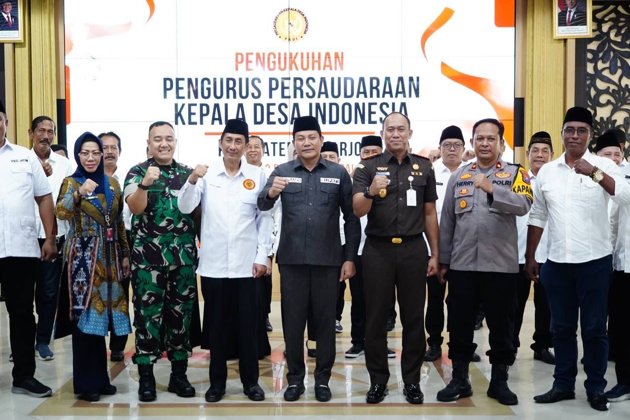 PENGUKUHAN - Pengurus Persaudaraan Kepala Desa Indonesia (PKDI) se – Kabupaten Sidoarjo periode Tahun 2025 - 2029 resmi dikukuhkan Bupati Sidoarjo, Subandi di Pendopo Delta Wibawa Sidoarjo, Selasa (22/04/2025).