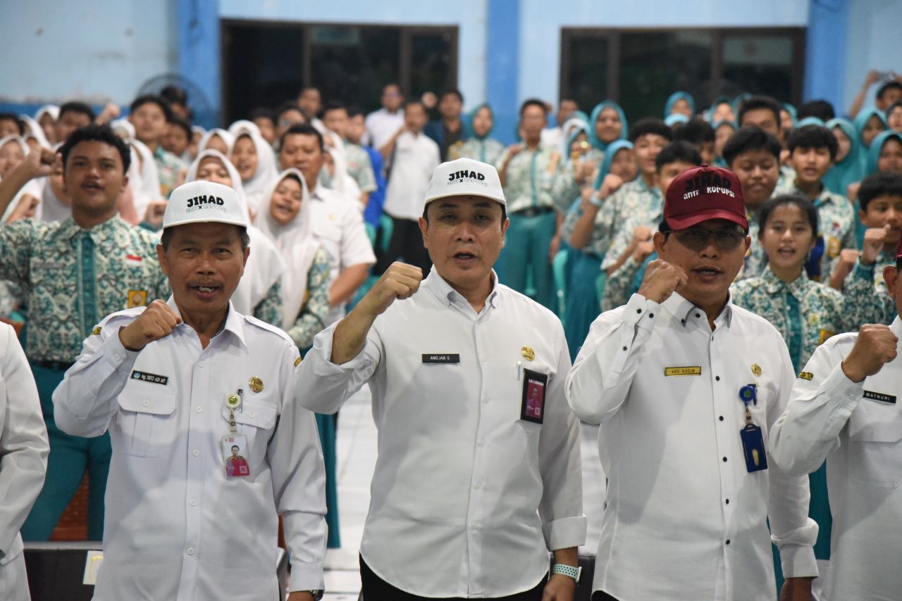 ANTI KORUPSI - Inspektorat dan Dinas Pendidikan dan Kebudayaan Pemkab Sidoarjo melaunching Road Show Sosialisasi Anti Korupsi untuk pelajar SMP yang digelar di SMPN 2 Sidoarjo, Rabu (23/04/2025).