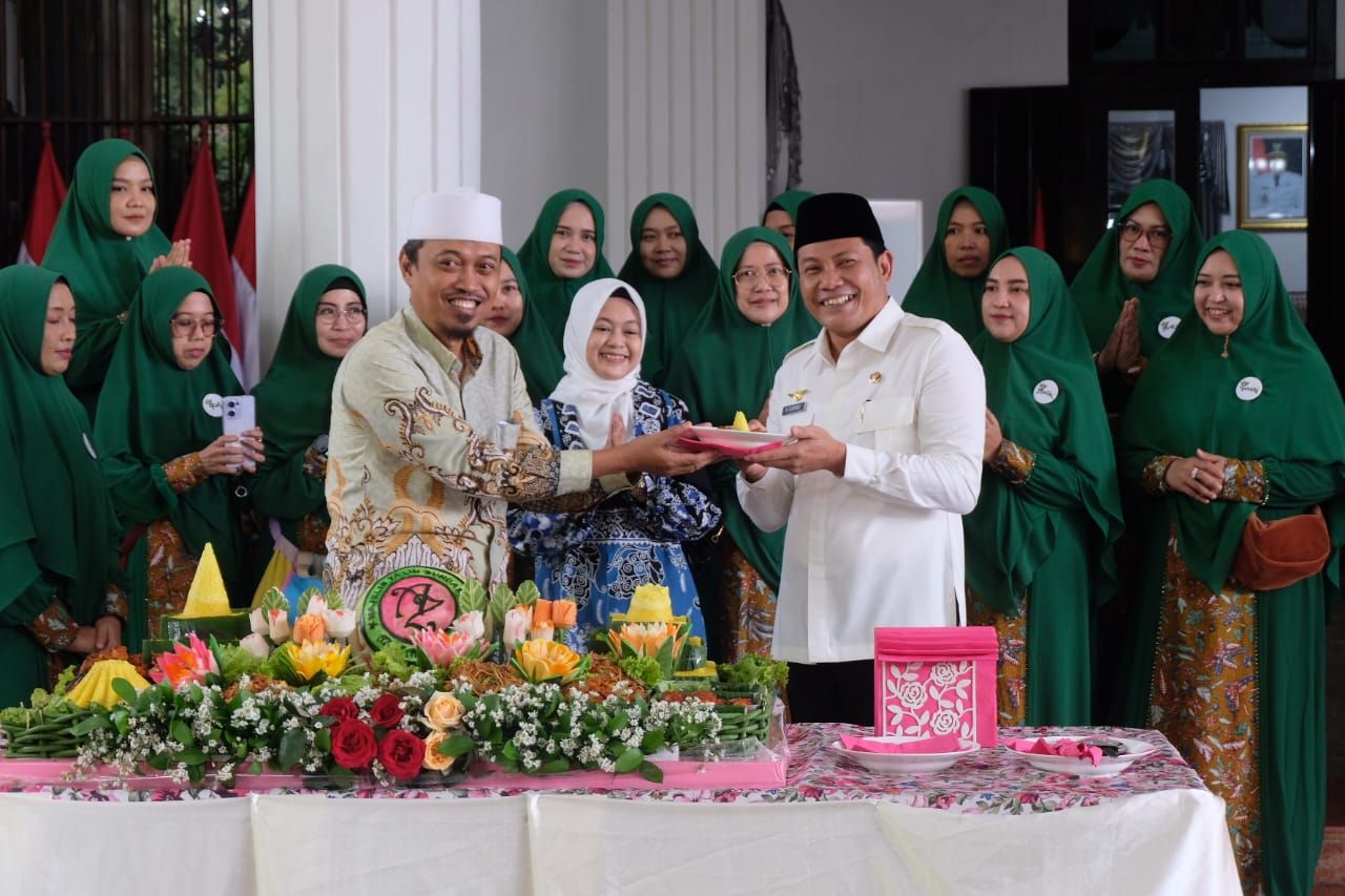 AJAK - Bupati Sidoarjo, Subandi ajak ramaikan Pendopo Delta Wibawa diramaikan kegiatan keagamaan di sela menghadiri Silaturahmi Halal Bihalal dan Peringatan Milad ke 13 Majelis Taklim Az Zahra di Pendopo Delta Wibawa, Rabu (23/04/2025).