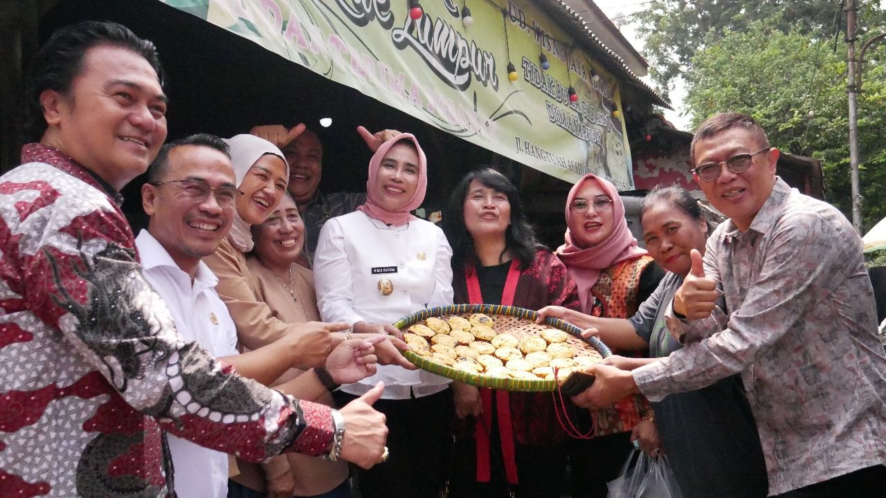 TAWARKAN - Wabup Sidoarjo Mimik Idayana menawarkan Kue Lumpur saat menerima rombongan Komisi A DPRD Kota Malang di Rumah Dinas Wakil Bupati Sidoarjo dengan diajak ke UMKM Produsen Kue Lumpur, Rabu (23/04/2025).