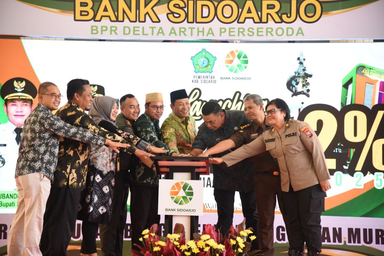 LAUNCHING - Bupati Sidoarjo, Subandi dan Direktur Utama (Dirut) Perseroda BPR Delta Artha, Sofia Nurkrisnajati Atmaja melaunching program Kurda dengan bungah 2 persen per tahun di Pendopo Delta Wibawa, Kamis (24/04/2025).