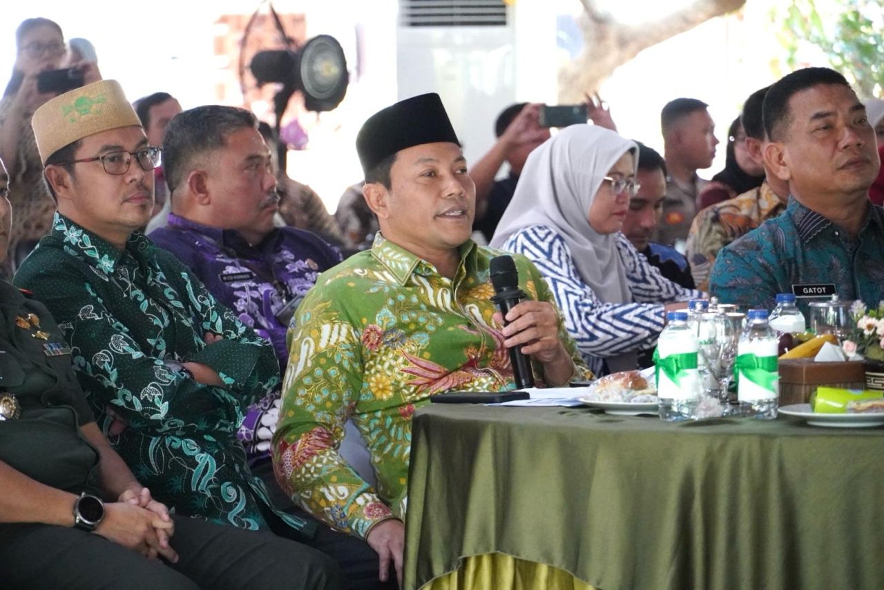 VERIFIKASI - Bupati Sidoarjo, Subandi bersama Stakeholder terkait lainnya melaksanakan Verifikasi Lapangan Hybrid (VLH) Evaluasi Kota Layak Anak (KLA) Tahun 2025 di Pendopo Delta Wibawa, Kamis (24/04/2025).