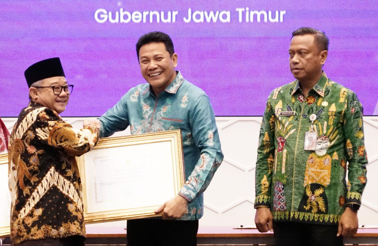 PENGHARGAAN - Bupati Sidoarjo Subandi menerima penghargaan capaian Kinerja Tertinggi Uji Kemahiran Bahasa Indonesia (UKBI) Kabupaten Tingkat Nasional, di Plaza Insan Prestasi Kompleks Kemendikdasmen, Senayan, Jakarta, Jumat (25/04/2025).