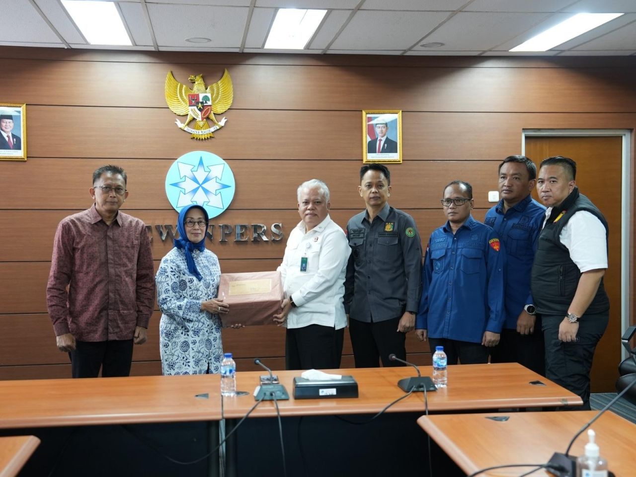 PENGALIHAN - Dewan Pers mengunjungi Kejaksaan Agung (Kejagung) dan bertemu Jaksa Agung untuk meminta pengalihan penahanan tersangka Direktur Pemberitaan JakTV, Tian Bahtiar, Kamis (24/04/2025) kemarin.