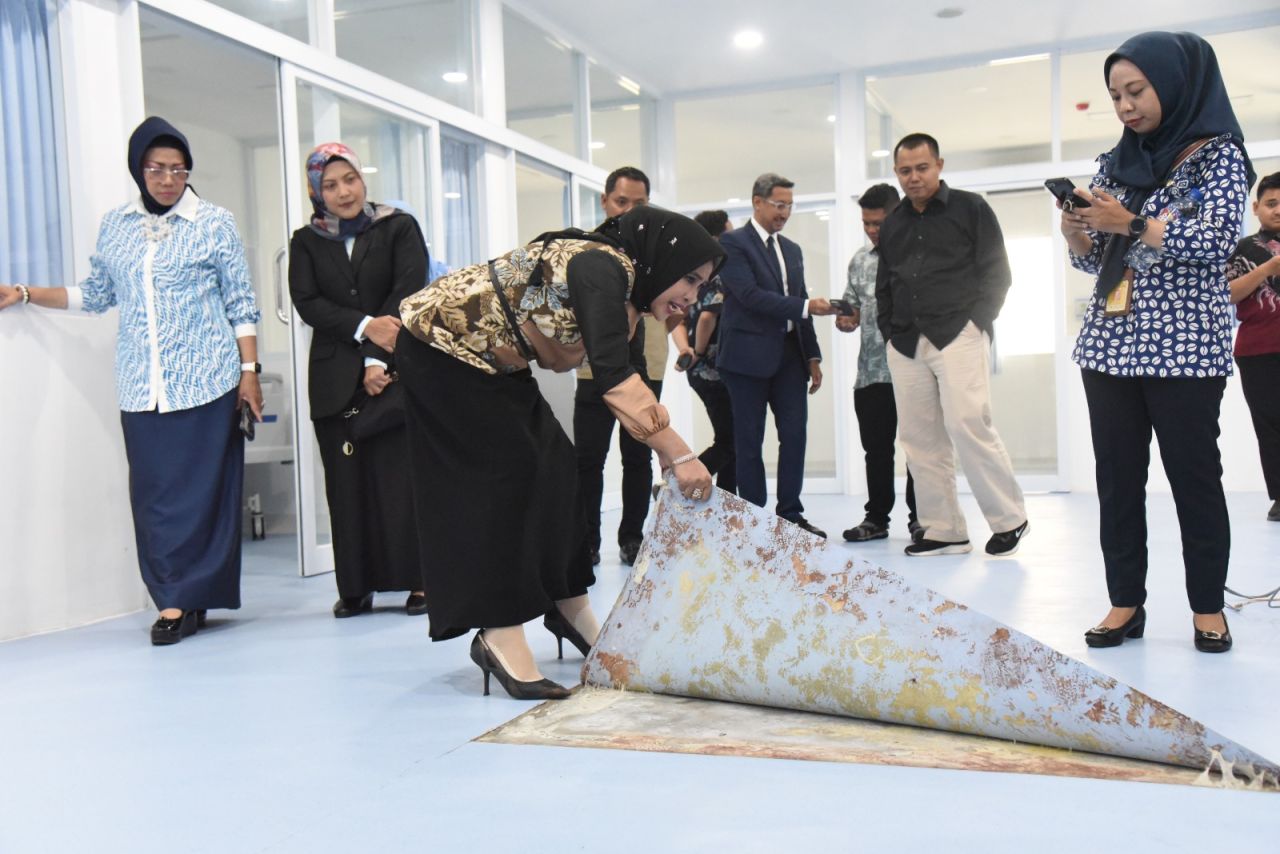 KECEWA - Wabup Sidoarjo Mimik Idayana merasa kecewa pekerjaan pembangunan ICU lantai 3 RSUD Sibar yang telah selesai pekerjaannya lantainya mengelupas dan beberapa atap ruangan juga terlihat bekas bocor, Jumat (25/04/2025).