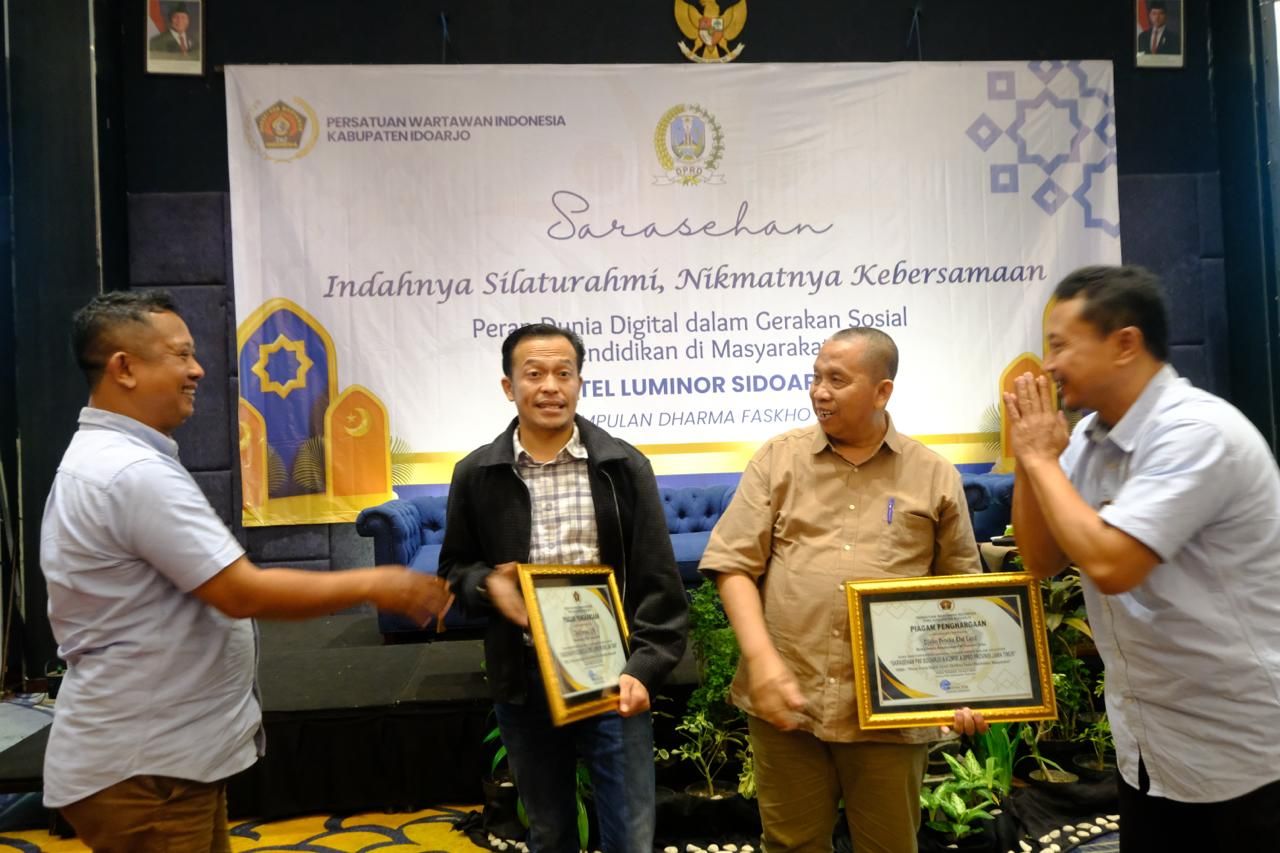 SARASEHAN - Persatuan Wartawan Indonesia (PWI) Sidoarjo bekerja sama dengan Komisi A DPRD Jawa Timur menggelar sarasehan bertema Peran Dunia Digital dalam Gerakan Sosial Pendidikan di Masyarakat di Hotel Luminor Sidoarjo, Jumat (25/04/2025).