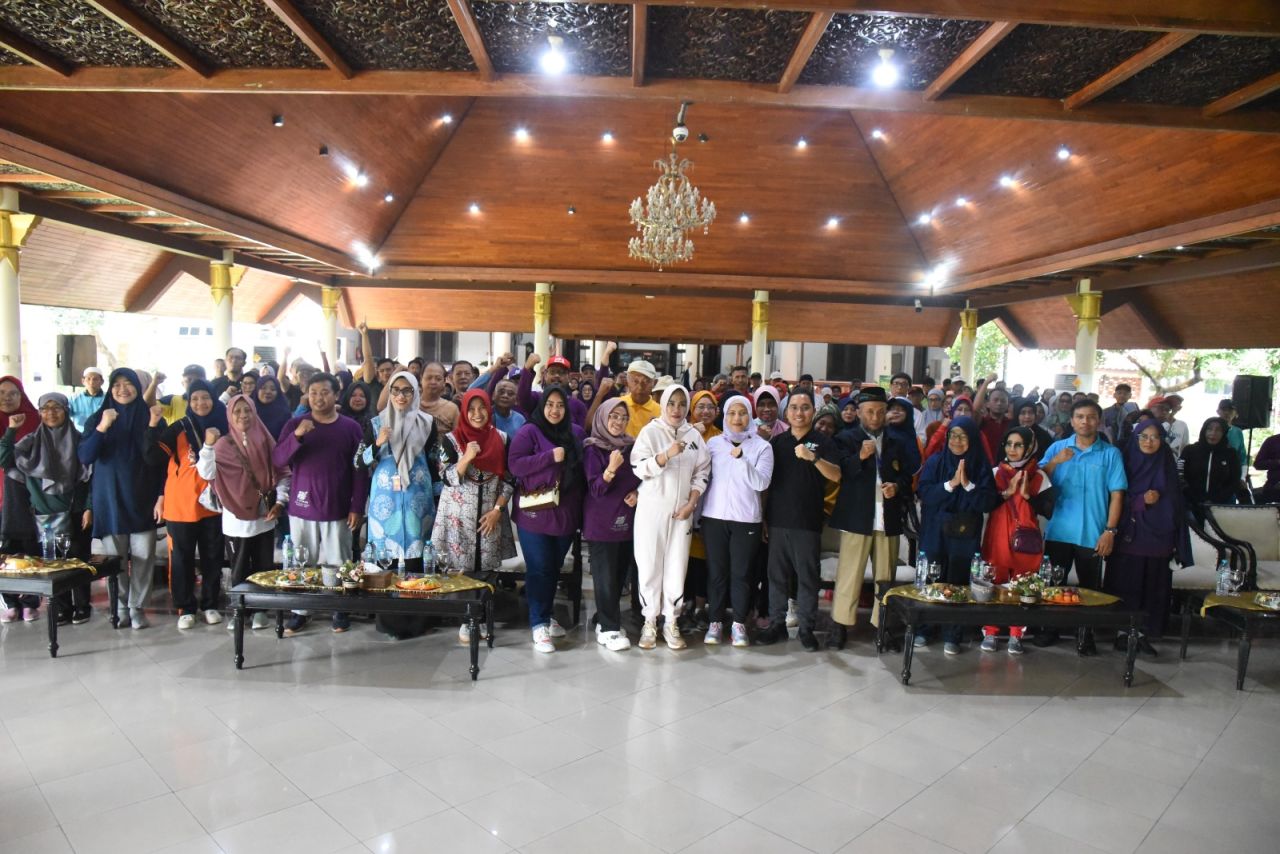 KEBUGARAN - Pemkab Sidoarjo mengukur kebugaran jasmani Calon Jamaah Haji (CJH) Sidoarjo sebelum berangkat ke Tanah Suci Makkah dengan berlari dan jalan kaki di Alun-Alun dan Pendopo Sidoarjo, Sabtu (26/04/2025).