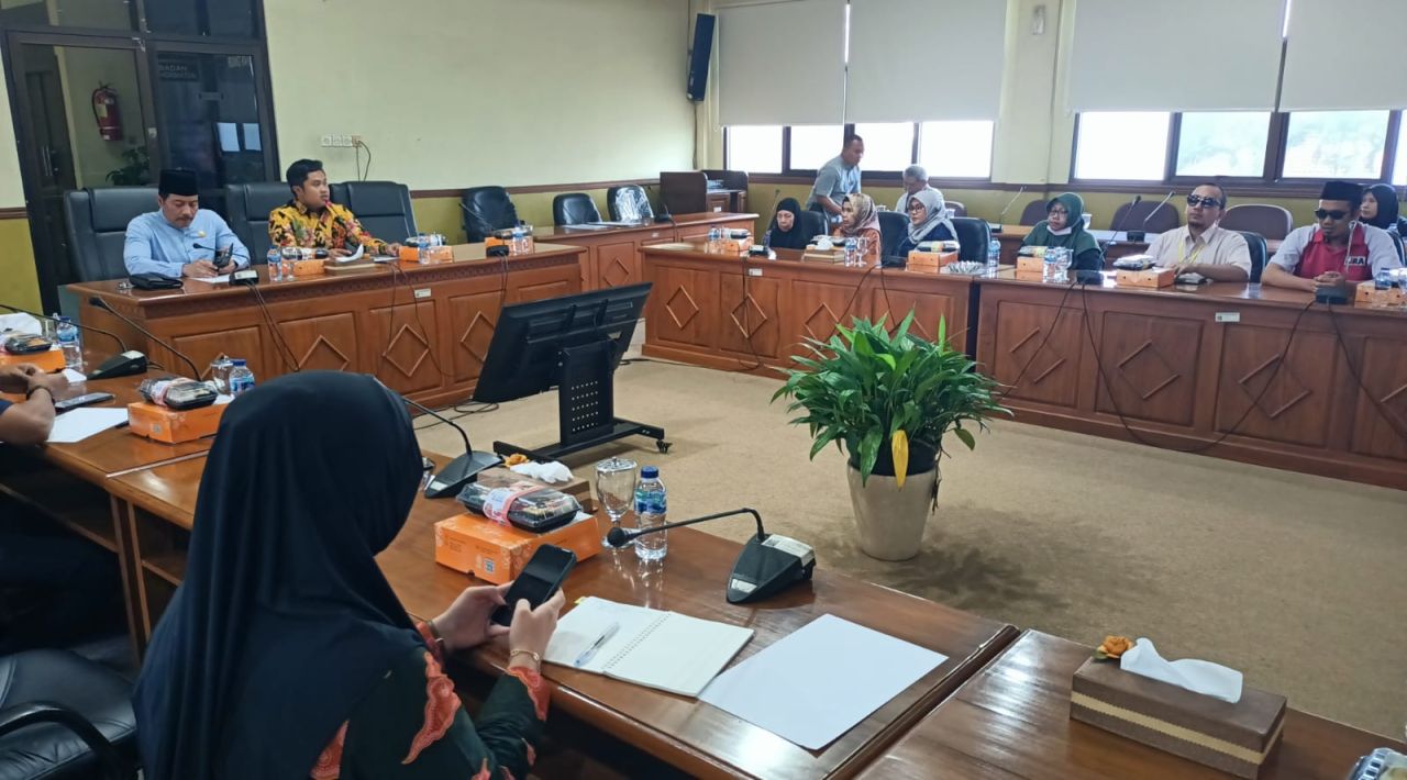 HEARING - Ketua Komisi D DPRD Sidoarjo, M Dhamroni Chudlori dan Sekretaris Komisi D, Zahlul Yussar memimpin hearing antar OPD dan perwakilan disabilitas Sidoarjo di ruang Rapat DPRD Sidoarjo, Jumat (25/04/2025).