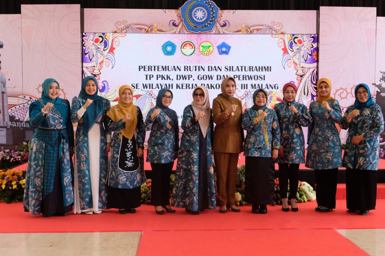PERTEMUAN - Wabup Sidoarjo Mimik Idayana dan Ketua TP PKK Kabupaten Sidoarjo Sriatun menerima kunjungan rombongan istri Bupati dan Wali Kota se Bakorwil III Malang di Pendopo Delta Wibawa, Sidoarjo, Senin (28/04/2025).