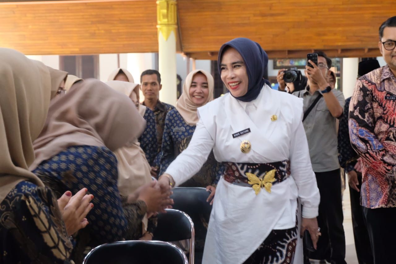 PKB - Wabup Sidoarjo Mimik Idayana membuka acara Pengembangan Keprofesian Berkelanjutan (PKB) Guru SD se Kecamatan Prambon Tahun 2025 yang digelar di Pendopo Delta Wibawa pada Selasa (29/04/2025).