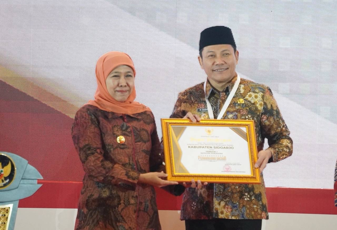 PENGHARGAAN - Bupati Sidoarjo Subandi menerima piagam penghargaan sebagai Terbaik I Kategori Kabupaten dalam ajang Penghargaan Pembangunan Daerah (PPD) Tahun 2025 dari Gubernur Jawa Timur, Khofifah Indar Parawansa di Surabaya, Selasa (29/04/2025).