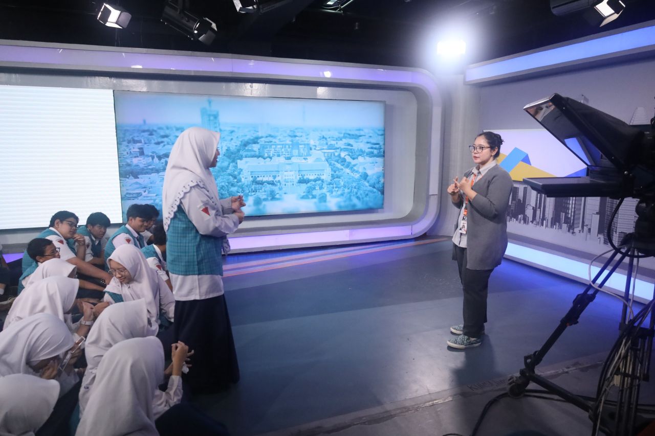 BELAJAR DI STUDIO - Siswa Kelas IX SMP Al Muslim Jawa Timur mengikuti kegiatan field trip ke studio Jawa Pos Media Televisi (JTV) Surabaya sekaligus belajar menjadi presenter dan memproduksi siaran di televisi swasta di Surabaya itu, Senin (28/04/2025).